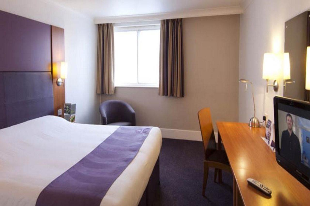 Premier Inn Stevenage Extérieur photo