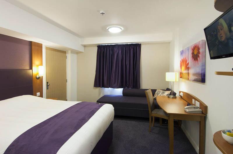 Premier Inn Stevenage Extérieur photo